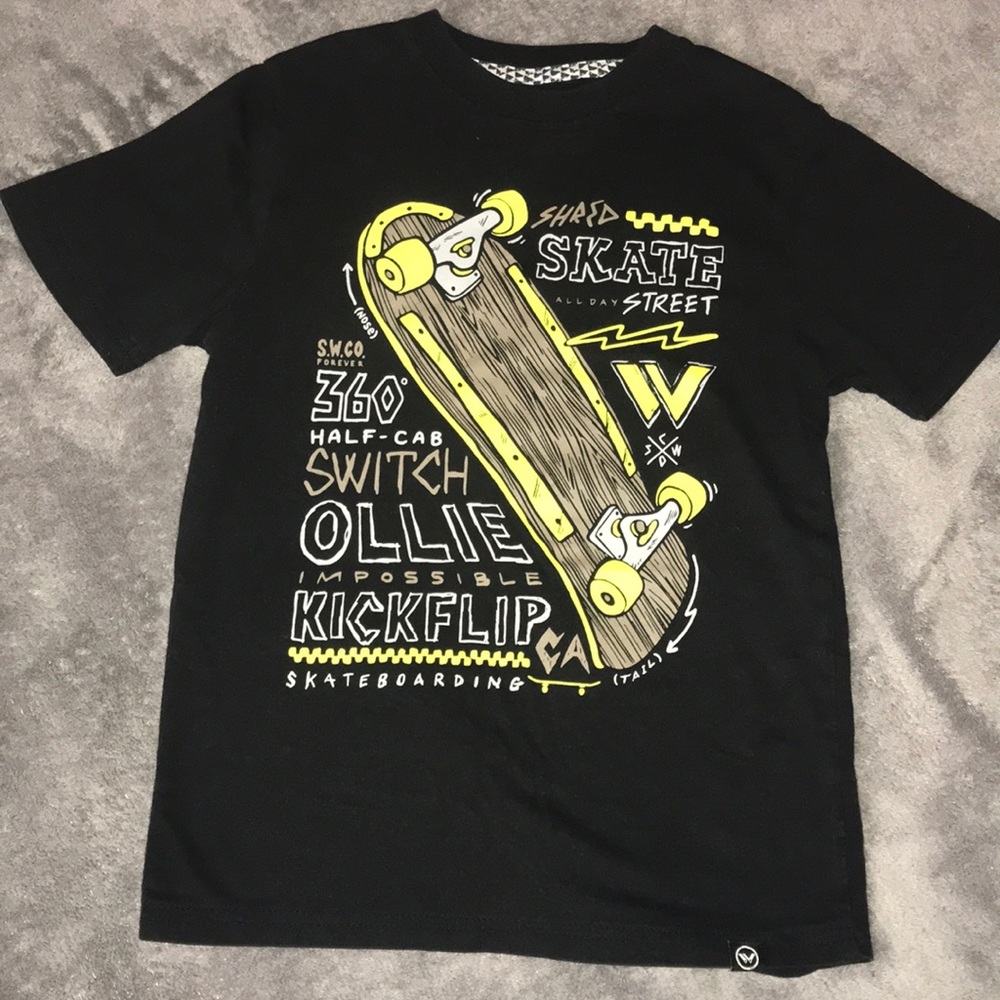 Short sleeve shirt with skateboard